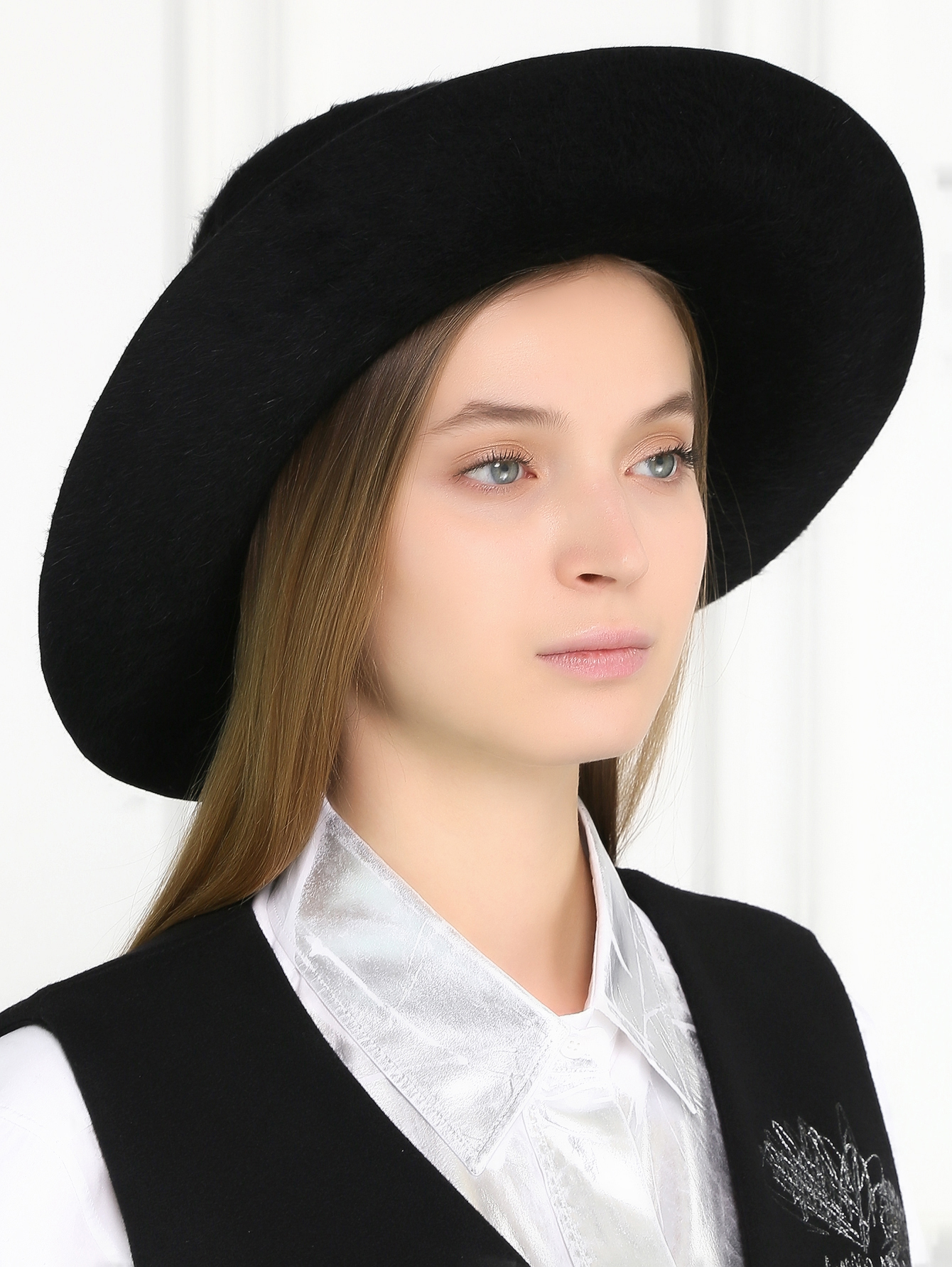Прямые шляпы. Черная женская шляпа. Шляпа с полями. Шляпа с широкими полями женская. Шляпа черная женская с широкими полями.
